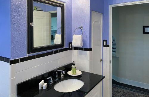 Charming home with pool, enclosed yard, patio & great Woodlawn Lake location - Foto 12