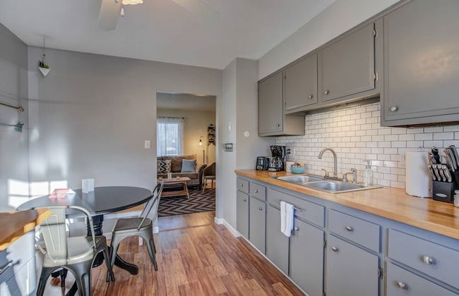 2BR Aptmt Parks Private Deck, Mountain Views! - Photo 10