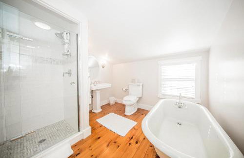 Close to Dtwn Nantucket! Group Getaway with Patio - Foto 17