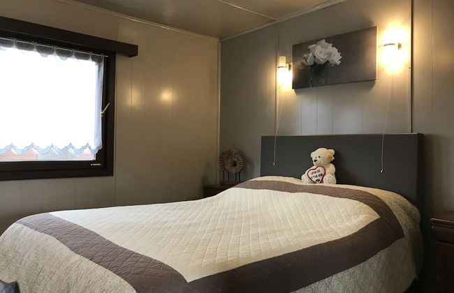 Modern Waterfront Chalet - Photo 5