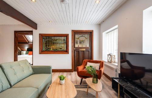 Madison House - Converted Church 5 Bed Pontypool - Photo 16