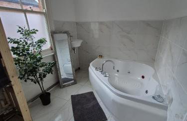 Beautiful 5-Bedroom home with Free Parking - Foto 14