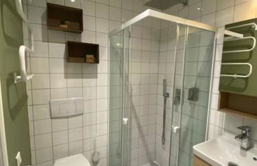 Maison 200m2- 9 chambres avec sdb - 16-18 personnes - séminaire-Proche Centre-Ville-Gare et Arena-terrasse - Foto 27