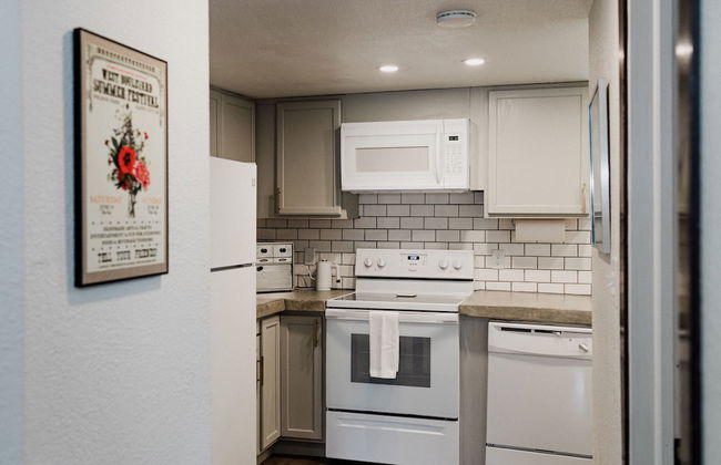 Cozy Local Apartment - Photo 15