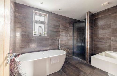 FAMILY FRIENDLY ESCAPE IN ETON, COUNTRYSIDE VIEWS with Hot Tub - By Tempstay - Foto 20