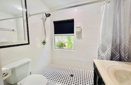 Fun Family-Friendly Poolside Escape Near Beach - Foto 21