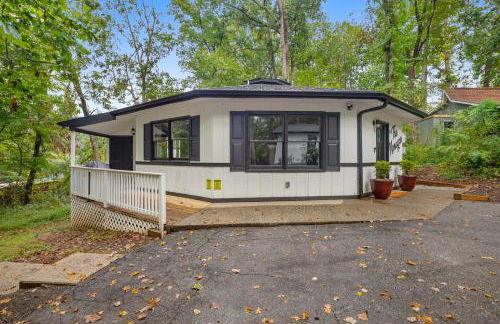 Fun & Funky Asheville Home with Pool Table, Darts - Foto 36