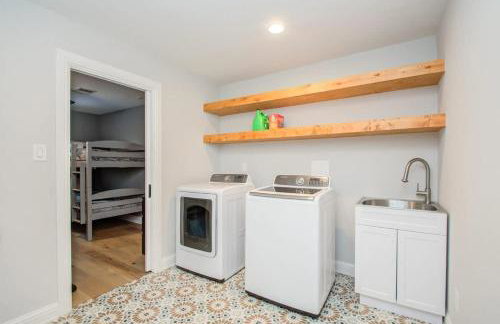 Luxury Mansion Dream Home - 6 Bed Pool Grill - Photo 32