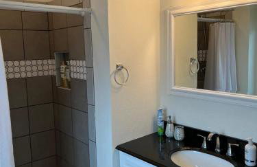 Spacious 4 BR 2BA Home with Bar and Fenced Yard - Foto 21