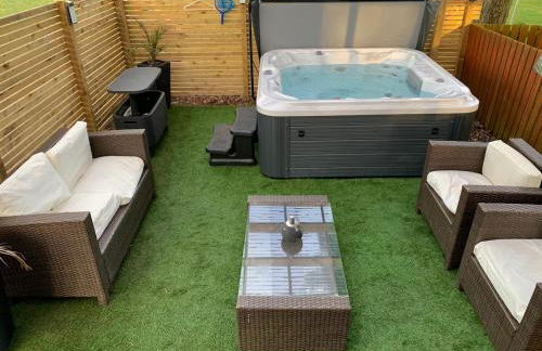 Lovely Semi-rural Caravan & Hot Tub - Sleeps Fam 6 - Photo 13