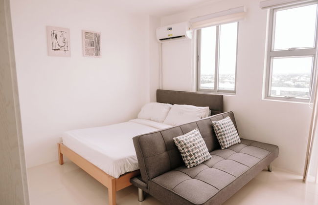 Chic & Cozy Metro Hideout - Photo 2