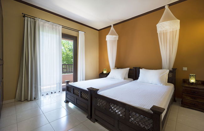 Private Polished Mansion w Private Pool Jacuzzi - Photo 18