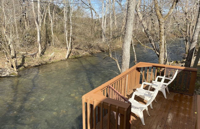 Gray's Place on Cosby Creek - 2 Bedrooms, 2 Baths, Sleeps 6 Home by RedAwning - Foto 1