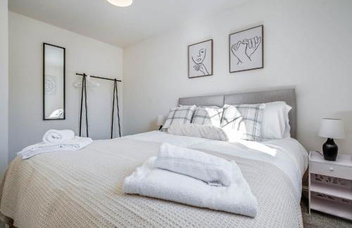 Beautiful and comfortable home away from home with free parking, fast wifi and white crisp hotel standard linen hosted by Our Home Short Stays - Photo 16