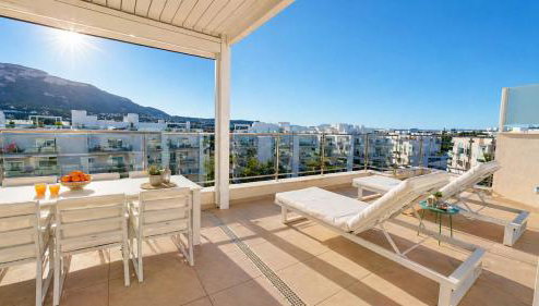 Atico Buen Vivir con gran terraza y vistas espectaculares en Marina Real II Denia by Family Homes Rentals - Foto 1, sunbed