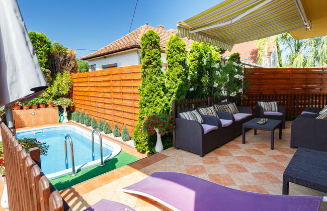 5 bedroom House in Siófok with private pool and garden - Photo 2