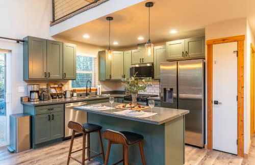 Lux Chalet with Air Hockey, Hot Tub, & Fire Place - Foto 7