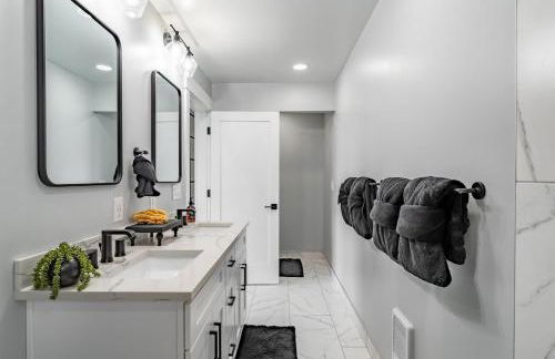 Spacious 3BR Home Sleeps 8 Private Backyard - Foto 27