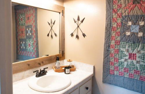 Hot Tub, Fire Pit and Lake Access! Almond Cabin - Foto 16