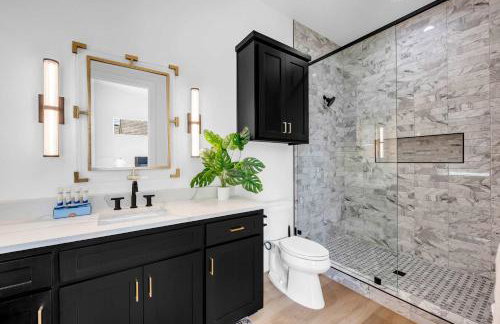 Lakefront Stay for 16 with Pool Dock & Game Room - Foto 43