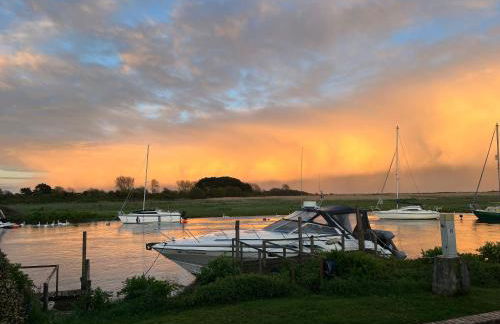 Hot Tub With A View - Christchurch Harbour - Photo 22