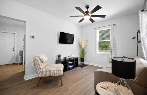 Private Downtown Bungalow Near Riverwalk & Beaches - Photo 10