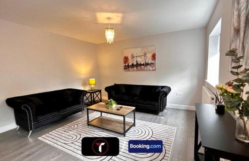 Spacious 4 Bedroom By Tara Stays Short Lets & Serviced Accommodation Aldershot With Free WiFi & Garden - Foto 3