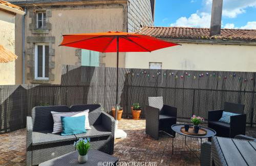 Dors Fée Duplex avec Toit-Terrasse et Salle de Jeux - Centre Bourg à 4 min du Puy duFou - Foto 6