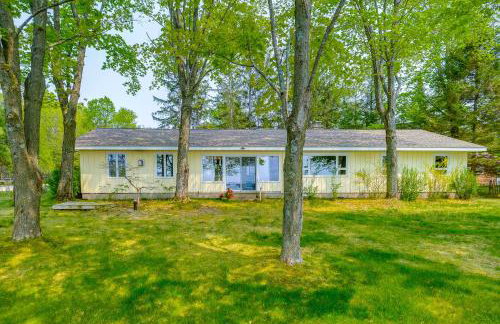 Waterfront Torch Lake Cottage with Dock and Fire Pit! - Foto 25