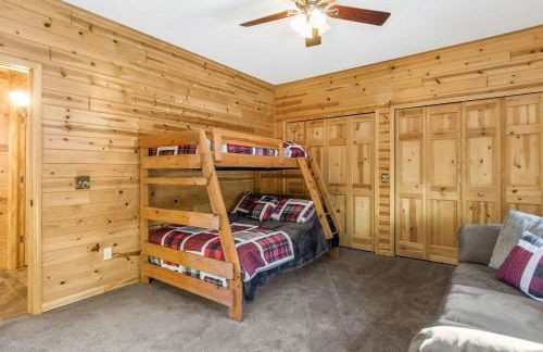 Spa Luxury in an Expansive Cabin Escape! - Photo 16