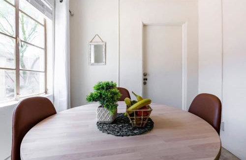 Breezy 1BR Retreat Walk to UofA and Spring Fun - Foto 55