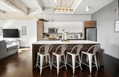 The Magnolia - Farmhouse Loft - Sleeps 10 - Valet - Foto 7