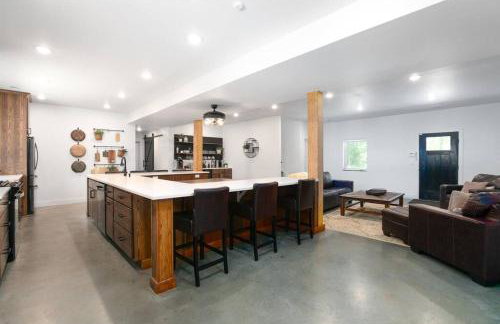 38-Acres of Luxury: 9BR, Indoor Pool, Gym, Near ND - Foto 31