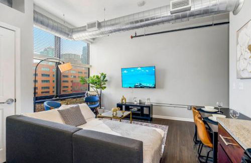 Classy 2BR-Parking, Rooftop,Near Arrowhd & TMobile - Photo 1
