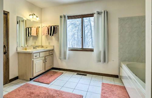 Hot Tub and Deck Pet-Friendly Poconos Getaway! - Foto 13