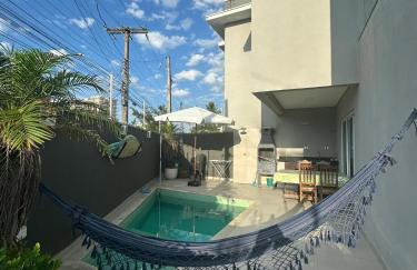 Casa agradável com piscina há 1 quadra da praia. - Foto 1