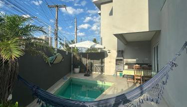 Casa agradável com piscina há 1 quadra da praia. - Foto 1