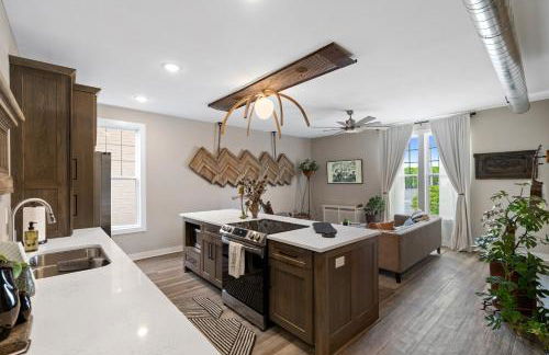 Bus Stop Sally in Historic Walker's Point MKE - Foto 16