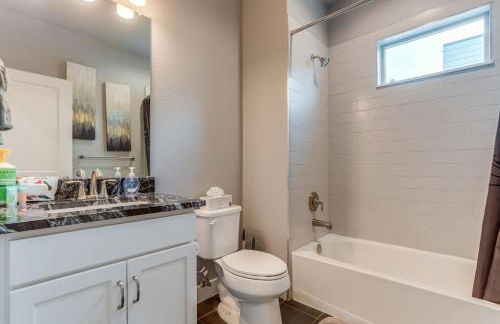 Modern And Spacious Townhouse Blocks from Downtown - Foto 21