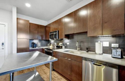 Charming Apartment in Southtown Wifi Pool Gym - Photo 12