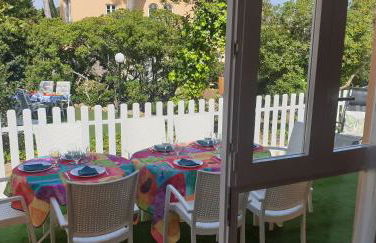 Casa con jardín a 40 metros de la playa. VR. - Foto 2