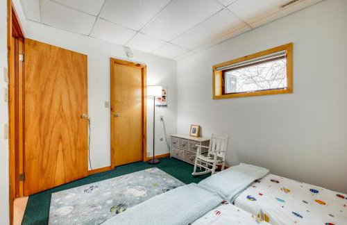 Porch and Views Queensbury Three Family Lakehouse - Foto 20