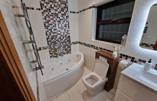 5 Bed 5 Bath Luxury Home Near Heathrow Free Parking - Foto 26