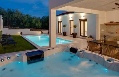 Apartment Gironi with Pool, Jacuzzi - Photo 30