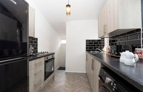 Spacious 4BR Home in Gateshead Sleeps 8 with FREE Parking - Foto 6