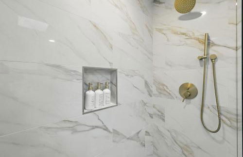 Spacious 5BR Getaway with Pool - Foto 37