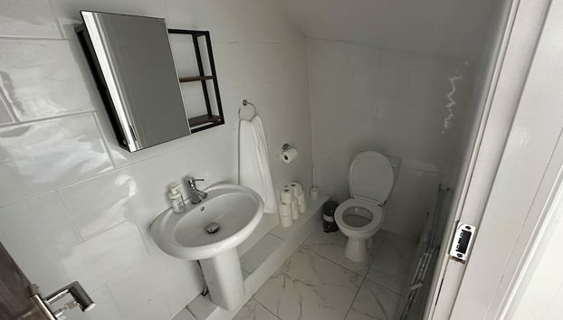 Captivating 1-bed Apartment in Birmingham - Foto 5, Baño