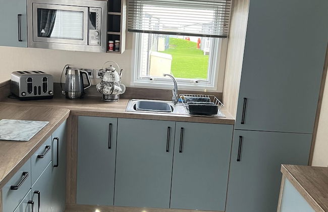 2 Bed Caravan - Sleeps 6 - Parking - Pets - Photo 14