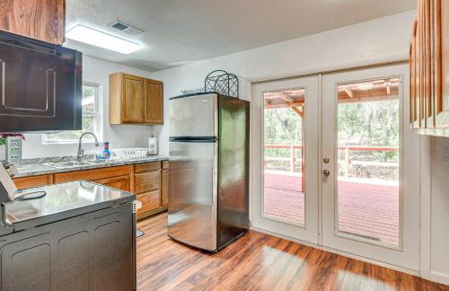 Walk to Lake George Quiet Nature Escape with Deck - Foto 9