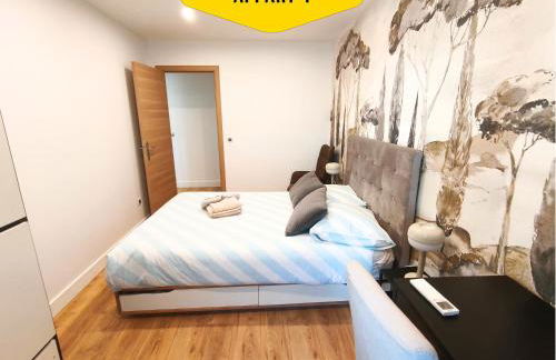 CASA REINE JEANNE- ideal groups & family -CENTRAL near train station - PARKING - New&CONFORT-AC - Foto 11